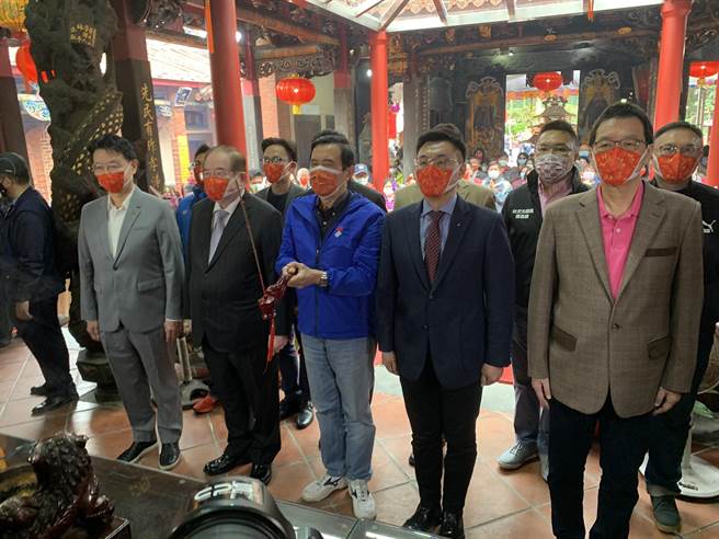 馬英九（中）、江啟臣（右2）、趙少康（最左）等人到先嗇宮參拜。（王揚傑攝）