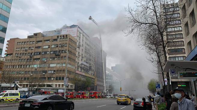 台北市忠孝東路、光復南路路口今日（14日）一處大樓頂樓下午1時30分許傳出火警。（圖／蔡姓網友提供）