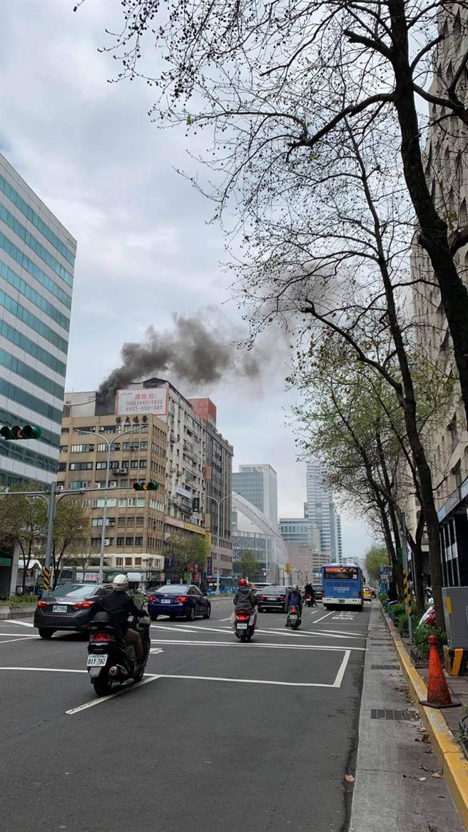 台北市忠孝東路、光復南路路口今日（14日）一處大樓頂樓下午1時30分許傳出火警。（圖／蔡姓網友提供）
