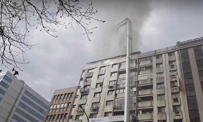 台北市忠孝東路、光復南路路口今日（14日）一處大樓頂樓下午1時30分許傳出火警。（圖／記者林偉信翻攝）