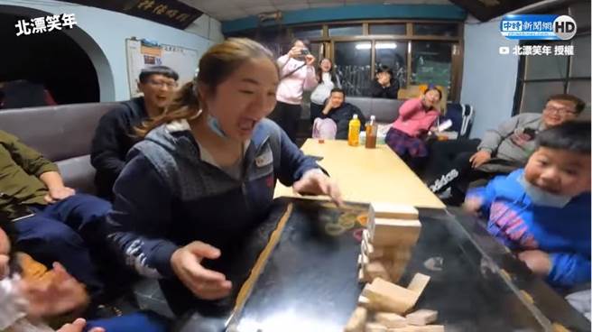 玩游戏输家必须进行惩罚丝袜套头