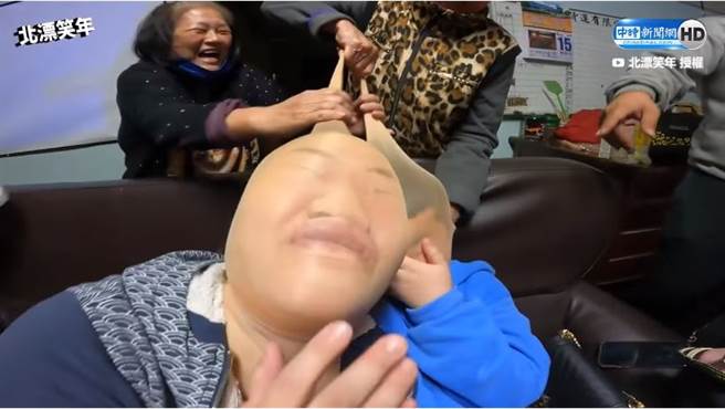 连阿嬷都笑到没力气抽出丝袜