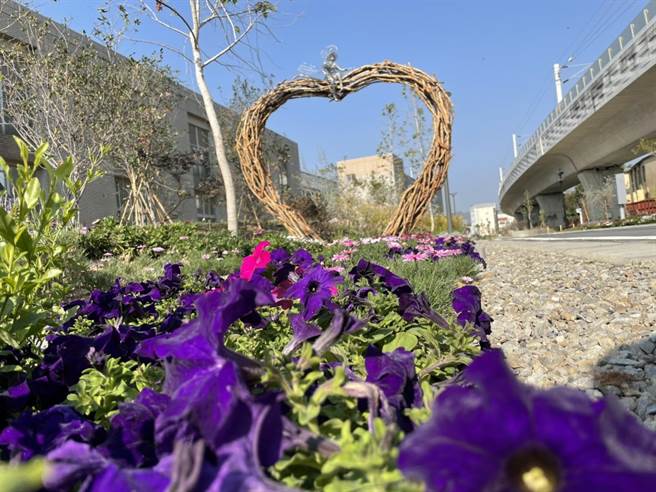 情人节告白亮点再＋1，丰原心锁桥花之道打造唯美花园廊道。（台中市府提供／卢金足台中传真）