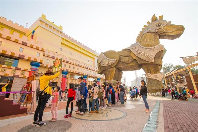14日天氣回暖，許多民眾到義大遊樂世界遊玩。（林瑞益攝）