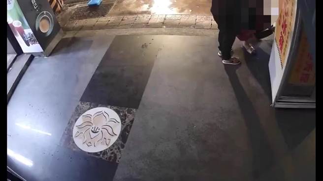 阮桥本设置的爱心冰箱电源被巫男拔掉，巫男到案时声称要帮手机充电。（王扬杰翻摄）