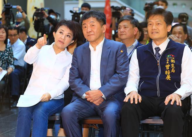 台中市长卢秀燕去年2月接获中央流行疫情指挥中心指挥官陈时中指令，立即总动员完成首批武汉台商检疫任务。（资料照．卢金足摄）