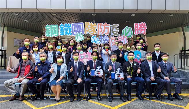 与会立委张廖万坚、庄竞程表示，看完防疫人员努力防疫的感人过程都红了眼眶。（卢金足摄）