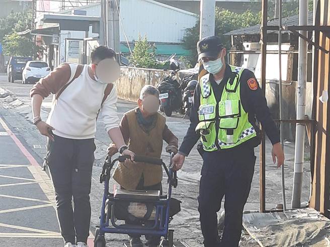老妇迷途枯站分隔岛，台中市警察局第三分局合作派出所员警协助查出身分、住家地址，贴心伴老妇返家。（民眾提供／卢金足台中传真）