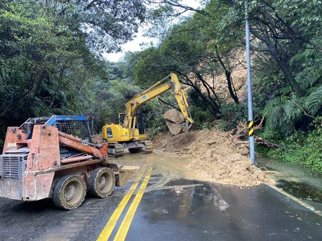 阳金公路坍方，拚明日双向通车。（北市新工处提供）