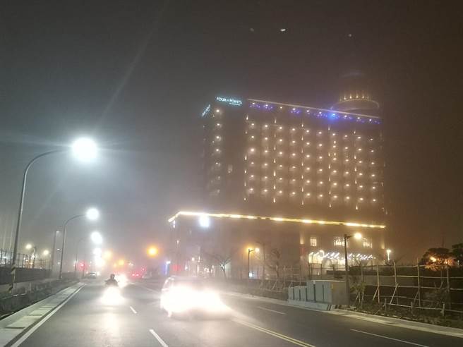 澎湖14日晚間驟然大濃霧，飛機航班大受影響。（陳可文攝）