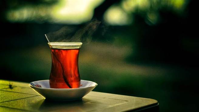 大吃大喝后想整肠减脂，中医推纤美茶加5分钟摩腹法。(示意图/Shutterstock)