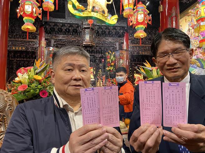大甲镇澜宫抽出国运解读为「小吉」，今年国运籤「小吉」，代表世代交替年，产业经济大幅涨跌，可以稳重过关，更要健全既有基础上提振国家声望。（卢金足摄）