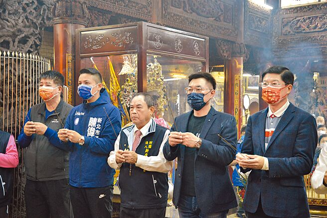 針對國民黨立委蔣萬安鬆口要扛重責，國民黨主席江啟臣昨天受訪指出，「大家對他都有很高的期待。」圖為江啟臣和岳父劉盛良和妻舅劉哲彰等人到新店區太平宮參拜。（蔡雯如攝）