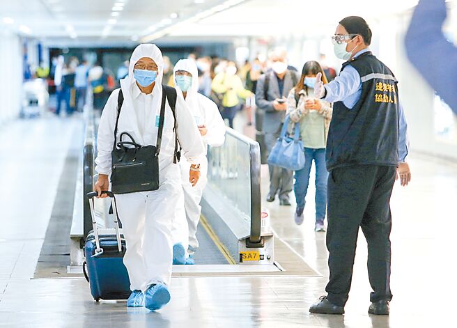 暌违18天，国内新冠肺炎再度出现零确诊。图为桃园机场入境旅客。（陈麒全摄）