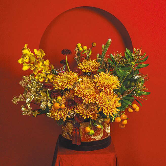 honeyDANIELS Florist丹尼尔花艺福蝶迎春，60x50公分，5000元。（honeyDANIELS Florist丹尼尔花艺提供）