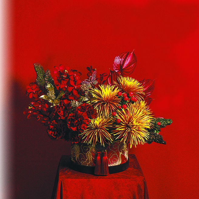 honeyDANIELS Florist丹尼尔花艺彩蝶贺岁，45x35公分，3500元。（honeyDANIELS Florist丹尼尔花艺提供）