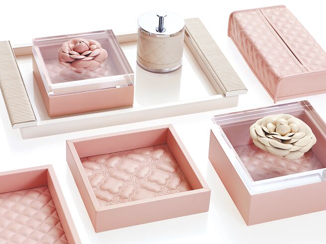 寬庭美學義大利希薇雅山茶花皮革珠寶盒，花瓣及內裡顏色皆可搭配客製，2萬8000元起。（寬庭美學提供）