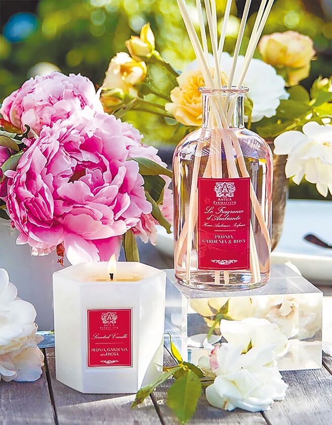 Antica Farmacista玫瑰梔子香調室內擴香&香氛蠟燭，擴香（250ml）2690元，蠟燭（9oz）1890元。（Reve提供）