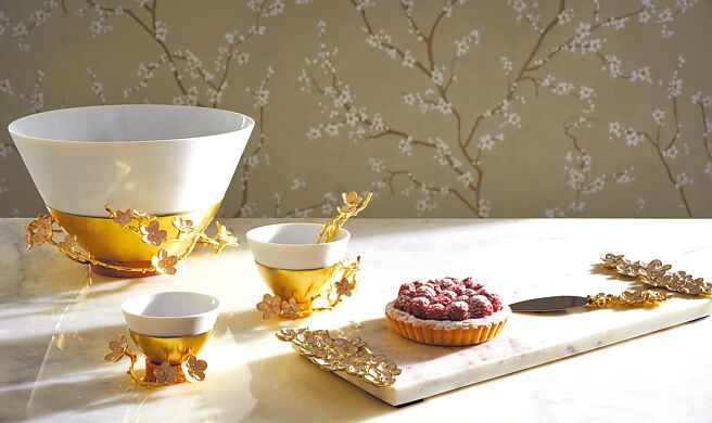 寬庭美學美國麥可艾朗櫻花系列餐具，情人節大餐以浪漫餐具裝盤增添浪漫氛圍，售價3980元起。（寬庭美學提供）