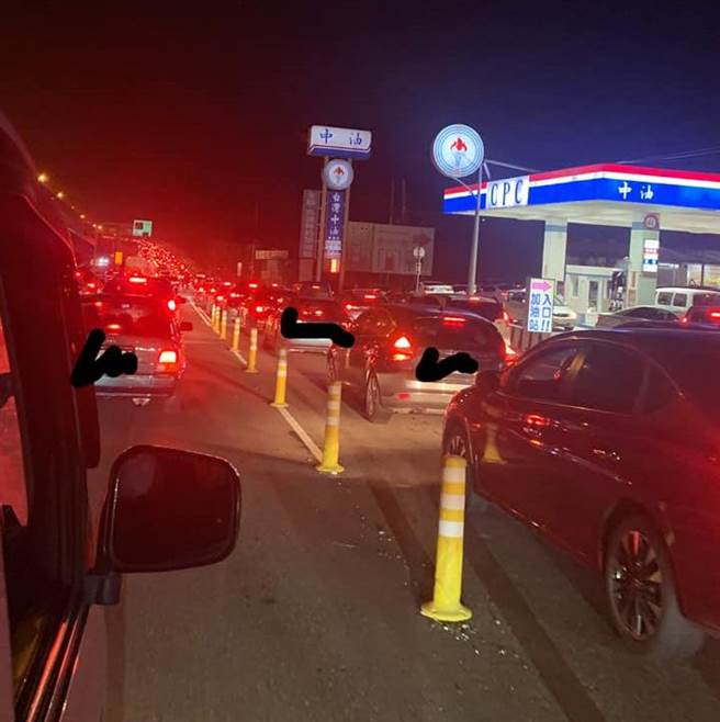 墾丁連外要道省道台9線，楓港往高雄路段，晚間10時30分仍是超級停車場。（翻攝爆廢1公社）