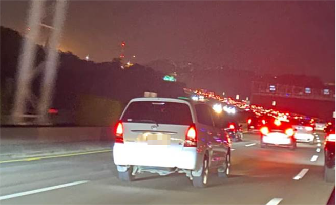 國1北部楊梅路段，晚間10時30分仍有大批車潮等待消化，時速不到30公里。（翻攝爆廢1公社）