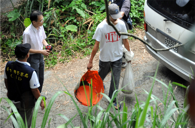 惨遭杀害灌浆弃尸女子赵秀铭遗体，在鲤鱼潭水库断崖寻获，装尸灌浆的大垃圾桶已碎裂。（图／报系资料照）