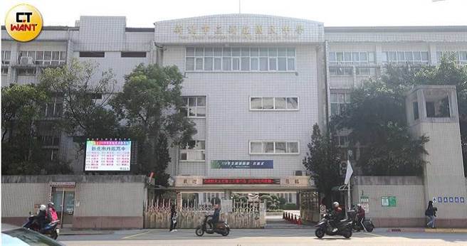 新北市教育局拟採BOT模式改建新庄国中校舍，未来部分空间将用于商业用途，家长担忧恐牺牲学生权益。（图／赵世勋摄）