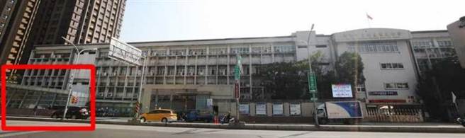 位于新庄区主精华地段的新庄国中，一旁就是捷运新庄站2号出口（红框处）。（图／赵世勋摄）