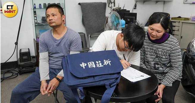 听到新庄国中可能会BOT变成「有商场的学校」，当初为了学区搬过来的李启宏夫妻俩表示若是教育局执意推动，他们一定会站出来抗议。（图／赵世勋摄）