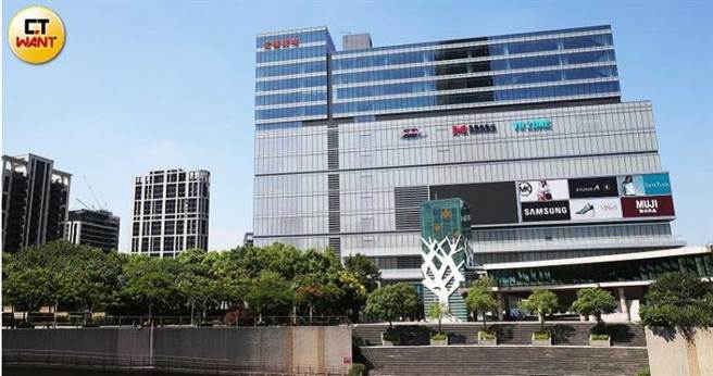 议员锺宏仁指出，「宏匯广场」当初BOT是为了盖停车场，结果变成「商场附设停车场」，还带来更大的停车需求，挤爆周边。（图／赵世勋摄）