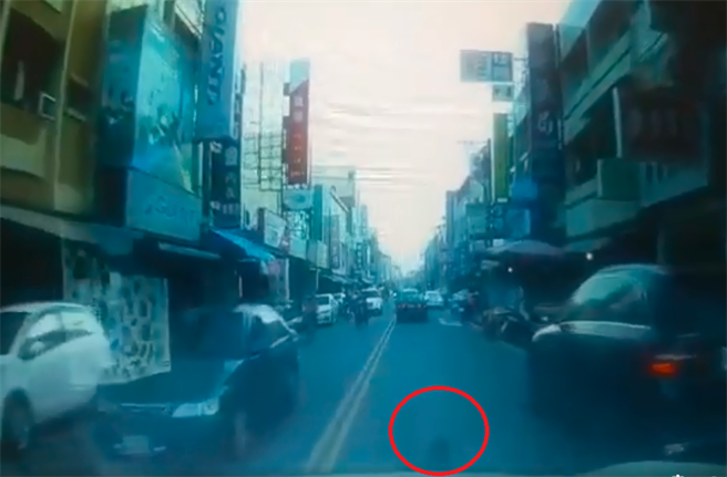 邵柏虎也PO出當時的行車紀錄器，他說能明顯看到影片中，車頭出現狗的身影，接著就車身晃動，能確定有輾到狗。（圖／翻攝自邵柏虎臉書）