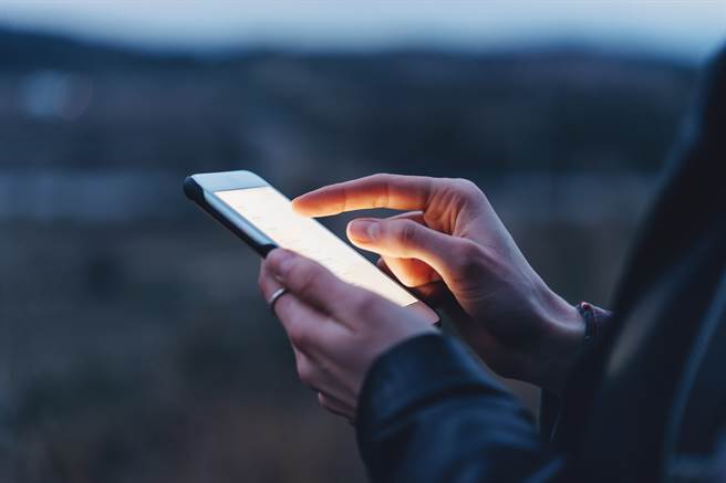 一名网友因为孕妻临时动手术，欲取消民订房，没想到民宿业者竟说「没事的，好好陪她」、「你先顾老婆」，让他相当感动。（示意图/Shutterstock提供）