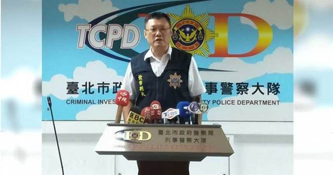 侦查队长胡玉磊感嘆，自己和王男过招时很像电影「无间道」。（图／北市警提供）