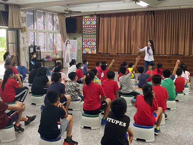 逢甲大学师生到苗栗县东河国小进行法治教育宣导。（教育部提供／林志成台北传真）