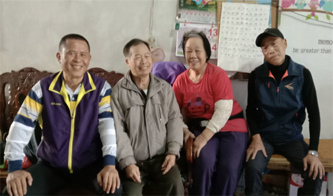 麦寮国中第八届校友会长许燕标(左一)一行人，向郑谕聪医师之双亲郑春义老师夫妇贺新年。（读者提供）