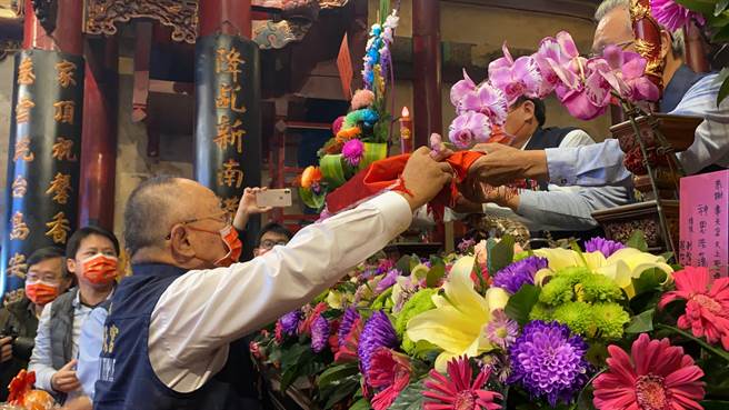 庙方从神房中迎出抽国运籤要使用的公筊及公籤。（张亦惠摄）