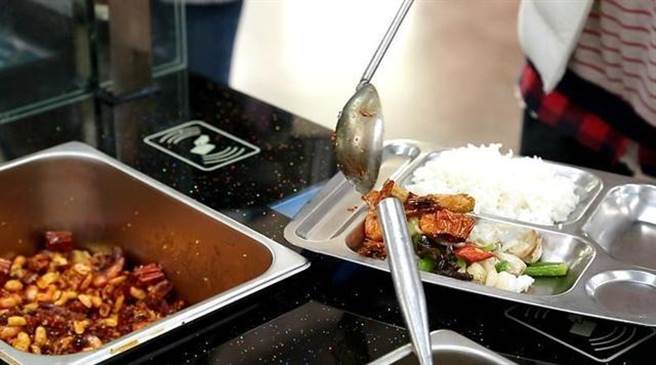 《北京市制止餐飲浪費規定》草案正在面向社會公開徵求意見。(取自人民日報)