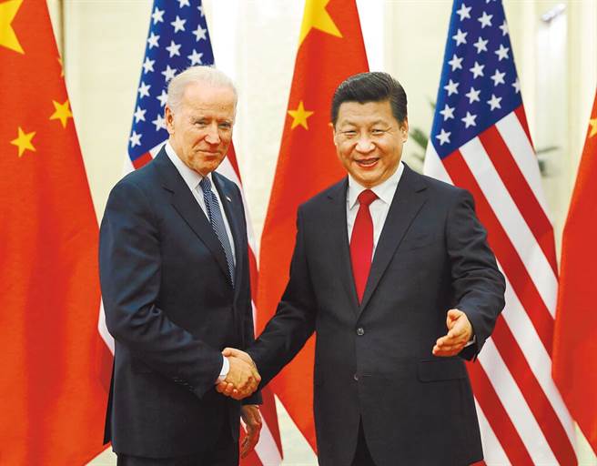 中国农历除夕（11日），美国总统拜登和大陆国家主席习近平首度通话。图为2013年12月4日，习近平在北京人民大会堂会见美国副总统拜登。（新华社）