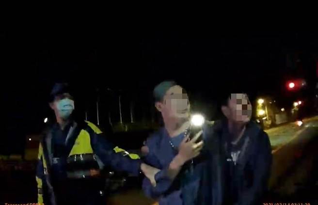 吃屎哥14日凌晨在中壢一間摸摸茶店遭店家痛毆。（翻攝照片／黃婉婷桃園傳真）