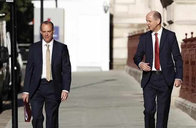 英國外相拉布(左)去年曾於首相強森確診染疫後暫代過首相職務。(美聯社資料照片)