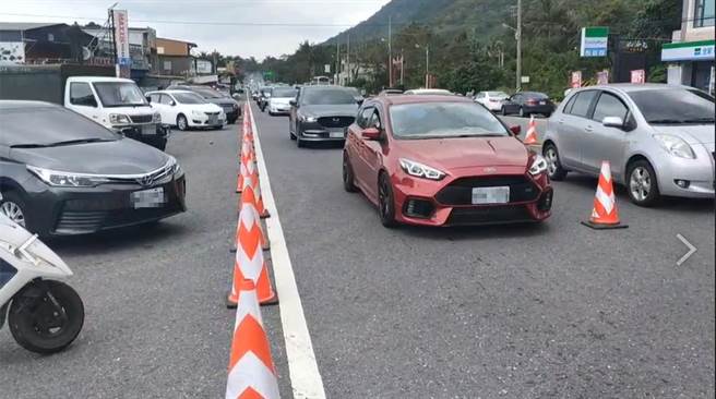 上午11點開始崇德管制站北上車道車潮湧入，警方目前已實施暫時性分流管制，確保交通順暢。（新城警分局提供／羅亦晽花蓮傳真）