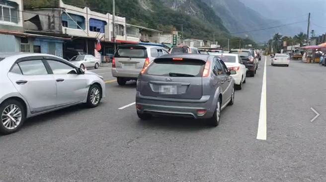 公路總局第四區養護工程處預測今天北返車潮將會在午後出現最高峰，並估計全日車流量約18000輛。（新城警分局提供／羅亦晽花蓮傳真）