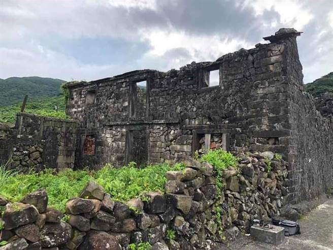 贡寮区卯澳渔村保存石头古厝特色建筑。（新北农业局提供／李俊淇新北传真）