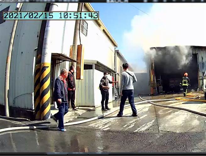 台中市大里區一家工廠疑點燃鞭炮不慎引燃火警。（台中市消防局提供／馮惠宜台中傳真）