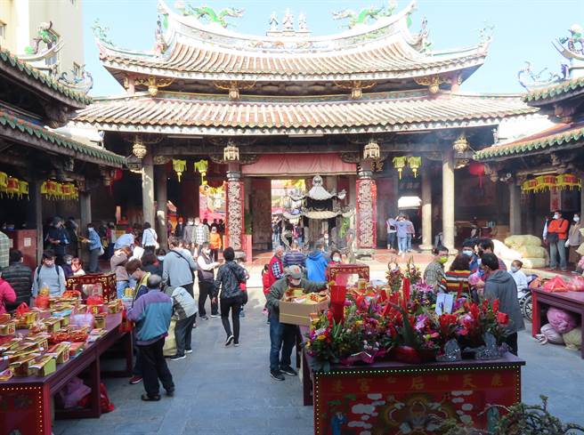 新春鹿港天后宫人潮鼎盛，管委会遵循流传百年传统，在大年初四抽出各行各业的百业籤。（吴敏菁摄）