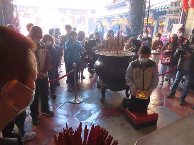 新春鹿港天后宫人潮鼎盛，管委会遵循流传百年传统，在大年初四抽出各行各业的百业籤。（吴敏菁摄）