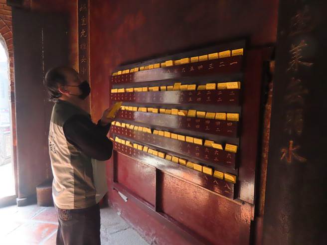 新春鹿港天后宫人潮鼎盛，管委会遵循流传百年传统，在大年初四抽出各行各业的百业籤。（吴敏菁摄）