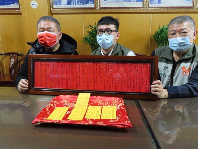 鹿港天后宫主委张伟东将今年抽得各行业运势籤制作匾额悬挂，提供信徒们参考。（吴敏菁摄）