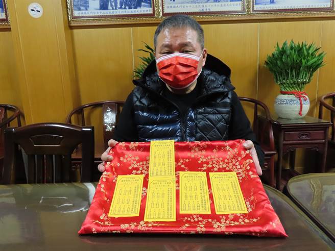 鹿港天后宫主委张伟东解释今年抽得各行各业运势籤的寓意。（吴敏菁摄）