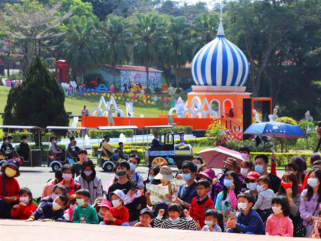 西湖渡假村推出12岁儿童以下儿童免费入园，大年初三出现大批人潮入园。（西湖渡假村提供／谢明俊苗栗传真）